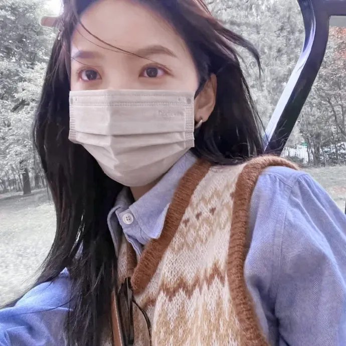 泳池里的女人